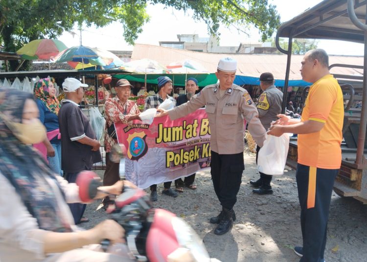 Jumat Berkah Polsek Kuala, Berbagi Nasi Kotak Sambil Pererat Kedekatan dengan Masyarakat. (Foto/Jhon).