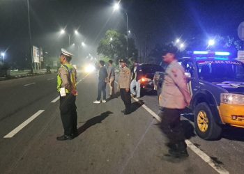 Sejumlah personil Polres Langkat yang melaksanakan Patroli Malam antisipasi premanisme. (Foto/Jhon).