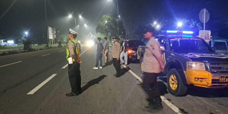 Sejumlah personil Polres Langkat yang melaksanakan Patroli Malam antisipasi premanisme. (Foto/Jhon).