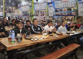 Kapolres Langkat Nobar Final Piala Dunia Bersama Masyarakat. (Foto/Jhon).