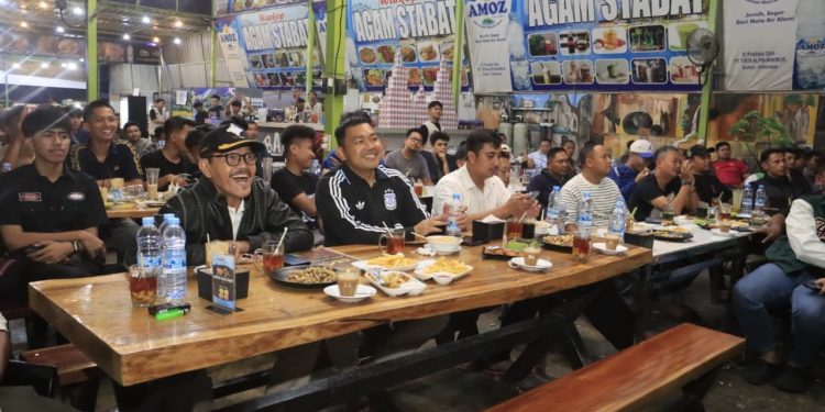 Kapolres Langkat Nobar Final Piala Dunia Bersama Masyarakat. (Foto/Jhon).