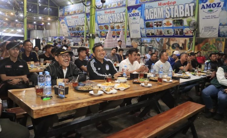 Kapolres Langkat Nobar Final Piala Dunia Bersama Masyarakat. (Foto/Jhon).