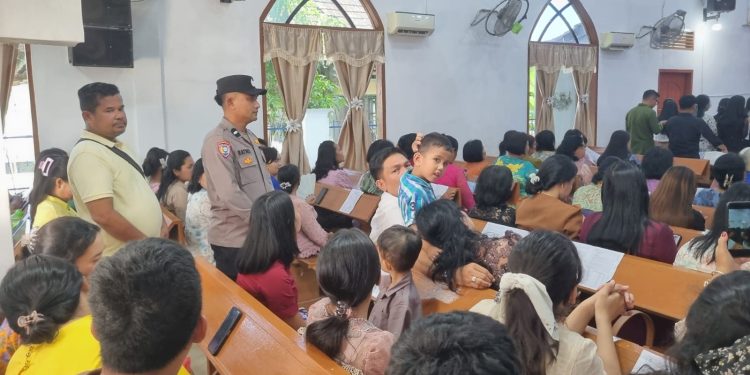 Polsek Tanjung Pura Perkuat Pelayanan Kamtibmas Dengan Intensifkan Pengamanan Ibadah Minggu Kasih. (Foto/Jhon).