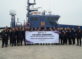 Petugas Bea Cukai Langsa dan Imigrasi foto bersama usai Gelar Patroli Laut Terpadu di Pesisir Timur Aceh. (Foto/Humas).