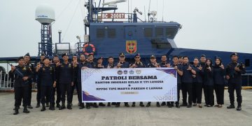 Petugas Bea Cukai Langsa dan Imigrasi foto bersama usai Gelar Patroli Laut Terpadu di Pesisir Timur Aceh. (Foto/Humas).