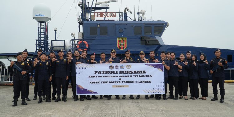 Petugas Bea Cukai Langsa dan Imigrasi foto bersama usai Gelar Patroli Laut Terpadu di Pesisir Timur Aceh. (Foto/Humas).