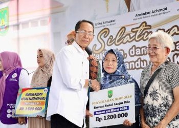 Wali Kota Batam menyalurkan insentif kepada 4.000 Lansia di Batam. (Foto/Istimewa).