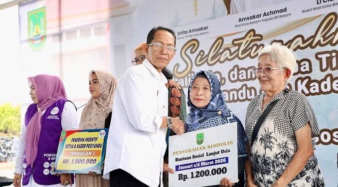 Wali Kota Batam menyalurkan insentif kepada 4.000 Lansia di Batam. (Foto/Istimewa).