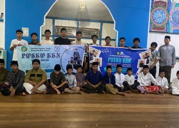 Siswa IAI Hidayatullah Batam Dakwah Jangkau Suku Laut foto bersama usai cara. (Foto/Handoyo).