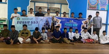 Siswa IAI Hidayatullah Batam Dakwah Jangkau Suku Laut foto bersama usai cara. (Foto/Handoyo).
