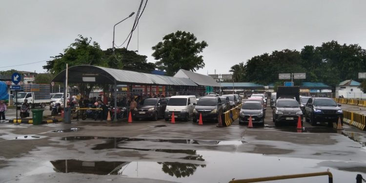 Calo Tiket Masih Marak di Pelabuhan Roro Tanjung Uban Bintan. (Foto/Fuat).