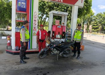 Polsek Padang Tualang Laksanakan Patroli, Monitoring Ketersediaan BBM di SPBU. (Foto/Jhon).