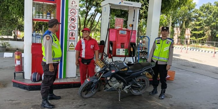 Polsek Padang Tualang Laksanakan Patroli, Monitoring Ketersediaan BBM di SPBU. (Foto/Jhon).