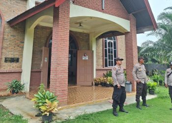 Polsek Pangkalan Susu Berikan Pengamanan Rasa Aman Minggu Kasi dan Ibadah Gereja. (Foto/Jhon).