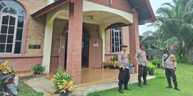Polsek Pangkalan Susu Berikan Pengamanan Rasa Aman Minggu Kasi dan Ibadah Gereja. (Foto/Jhon).