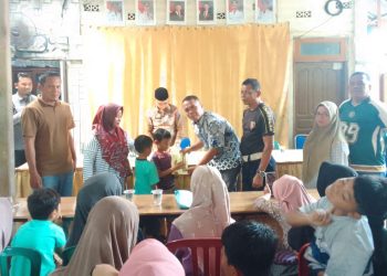 Pj,Walinagari Kasril Salurkan Bantuan untuk Murid SD di Nagari Ambuang Kapua Sungai Sariak.(Foto/Agustin).