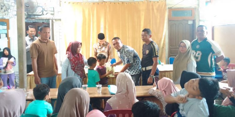 Pj,Walinagari Kasril Salurkan Bantuan untuk Murid SD di Nagari Ambuang Kapua Sungai Sariak.(Foto/Agustin).