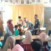 Pj,Walinagari Kasril Salurkan Bantuan untuk Murid SD di Nagari Ambuang Kapua Sungai Sariak.(Foto/Agustin).