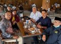 Ketua PWI Kepri dan Ketua Dewan Kehormatan PWI sedang adakan rapat. (Foto/Dok PWI).