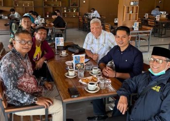Ketua PWI Kepri dan Ketua Dewan Kehormatan PWI sedang adakan rapat. (Foto/Dok PWI).