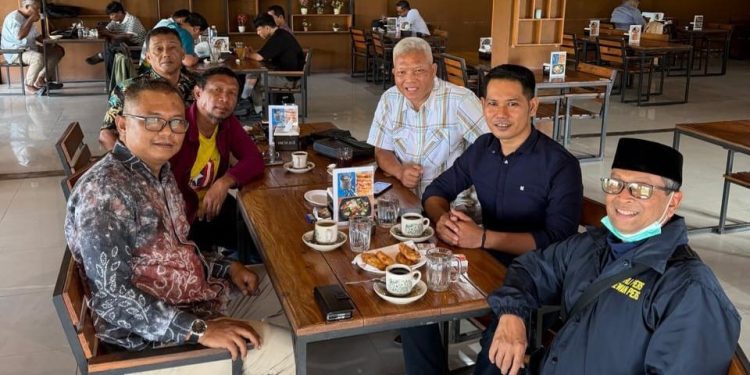 Ketua PWI Kepri dan Ketua Dewan Kehormatan PWI sedang adakan rapat. (Foto/Dok PWI).