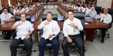 Sekda Kota Batam Firmansyah dan Kadis Infokom Kota Batam Rudi Panjaitan. (Foto/Humas).