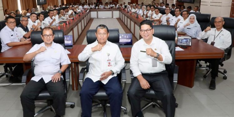 Sekda Kota Batam Firmansyah dan Kadis Infokom Kota Batam Rudi Panjaitan. (Foto/Humas).