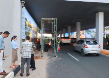 BATAM, RMNEWS.ID-BP Batam terus melanjutkan proses peremajaan Underpass Pelita sebagai bagian dari komitmen meningkatkan kualitas infrastruktur, keselamatan, kenyamanan, serta memperkuat estetika kawasan perkotaan bagi masyarakat.
Program revitalisasi ini merupakan tindak lanjut arahan Kepala BP Batam, Amsakar Achmad, bersama Wakil Kepala BP Batam, Li Claudia Chandra, yang menempatkan peningkatan kualitas infrastruktur publik sebagai salah satu prioritas pelayanan kepada masyarakat.
Revitalisasi Underpass Pelita tidak hanya difokuskan pada aspek fisik, tetapi juga peningkatan kualitas pelayanan publik melalui infrastruktur yang lebih aman, nyaman, fungsional, dan memiliki nilai estetika sebagai representasi kemajuan Kota Batam.
Hingga saat ini, sejumlah pekerjaan utama telah diselesaikan. Sementara itu, beberapa tahapan penyempurnaan masih terus berlangsung.
Anggota/Deputi Bidang Infrastruktur BP Batam, Mouris Limanto, mengatakan bahwa seluruh proses peremajaan dilakukan dengan tetap menjaga struktur utama underpass agar tidak memengaruhi kekuatan konstruksi bangunan.
“Kami berusaha untuk tidak menyentuh struktur utama underpass agar tidak mempengaruhi kekuatannya, sehingga kami menghindari pengeboran pada bagian atap underpass,” ujar Mouris.
Saat ini, pekerjaan difokuskan pada pembuatan tutup drainase serta penambahan struktur penguat lightbox agar lebih kokoh, stabil, dan memiliki daya tahan yang lebih baik.
Sebagai bagian dari peningkatan aspek keamanan, BP Batam juga telah memasang sejumlah titik kamera pengawas (CCTV) di kawasan underpass untuk mendukung pengawasan terhadap fasilitas publik serta mencegah terjadinya aksi vandalisme maupun pencurian komponen infrastruktur.
Mouris menambahkan, proses peremajaan Underpass Pelita ditargetkan rampung pada akhir Juli 2026, sehingga seluruh fasilitas dapat segera berfungsi secara optimal dan memberikan manfaat maksimal bagi masyarakat.
BP Batam juga mengajak seluruh masyarakat untuk bersama-sama menjaga fasilitas umum yang telah dibangun agar tetap bersih, aman, dan terhindar dari aksi vandalisme, sehingga manfaatnya dapat dirasakan secara berkelanjutan oleh seluruh pengguna jalan.***(rm/humas).