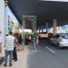 BATAM, RMNEWS.ID-BP Batam terus melanjutkan proses peremajaan Underpass Pelita sebagai bagian dari komitmen meningkatkan kualitas infrastruktur, keselamatan, kenyamanan, serta memperkuat estetika kawasan perkotaan bagi masyarakat.
Program revitalisasi ini merupakan tindak lanjut arahan Kepala BP Batam, Amsakar Achmad, bersama Wakil Kepala BP Batam, Li Claudia Chandra, yang menempatkan peningkatan kualitas infrastruktur publik sebagai salah satu prioritas pelayanan kepada masyarakat.
Revitalisasi Underpass Pelita tidak hanya difokuskan pada aspek fisik, tetapi juga peningkatan kualitas pelayanan publik melalui infrastruktur yang lebih aman, nyaman, fungsional, dan memiliki nilai estetika sebagai representasi kemajuan Kota Batam.
Hingga saat ini, sejumlah pekerjaan utama telah diselesaikan. Sementara itu, beberapa tahapan penyempurnaan masih terus berlangsung.
Anggota/Deputi Bidang Infrastruktur BP Batam, Mouris Limanto, mengatakan bahwa seluruh proses peremajaan dilakukan dengan tetap menjaga struktur utama underpass agar tidak memengaruhi kekuatan konstruksi bangunan.
“Kami berusaha untuk tidak menyentuh struktur utama underpass agar tidak mempengaruhi kekuatannya, sehingga kami menghindari pengeboran pada bagian atap underpass,” ujar Mouris.
Saat ini, pekerjaan difokuskan pada pembuatan tutup drainase serta penambahan struktur penguat lightbox agar lebih kokoh, stabil, dan memiliki daya tahan yang lebih baik.
Sebagai bagian dari peningkatan aspek keamanan, BP Batam juga telah memasang sejumlah titik kamera pengawas (CCTV) di kawasan underpass untuk mendukung pengawasan terhadap fasilitas publik serta mencegah terjadinya aksi vandalisme maupun pencurian komponen infrastruktur.
Mouris menambahkan, proses peremajaan Underpass Pelita ditargetkan rampung pada akhir Juli 2026, sehingga seluruh fasilitas dapat segera berfungsi secara optimal dan memberikan manfaat maksimal bagi masyarakat.
BP Batam juga mengajak seluruh masyarakat untuk bersama-sama menjaga fasilitas umum yang telah dibangun agar tetap bersih, aman, dan terhindar dari aksi vandalisme, sehingga manfaatnya dapat dirasakan secara berkelanjutan oleh seluruh pengguna jalan.***(rm/humas).