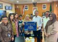 Wali Kota Batam Serahkan Santunan JKK Taspen Pada Keluarga Almarhum Abdul Aziz. (Foto/Humas).