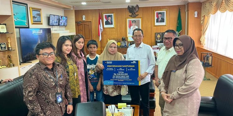 Wali Kota Batam Serahkan Santunan JKK Taspen Pada Keluarga Almarhum Abdul Aziz. (Foto/Humas).