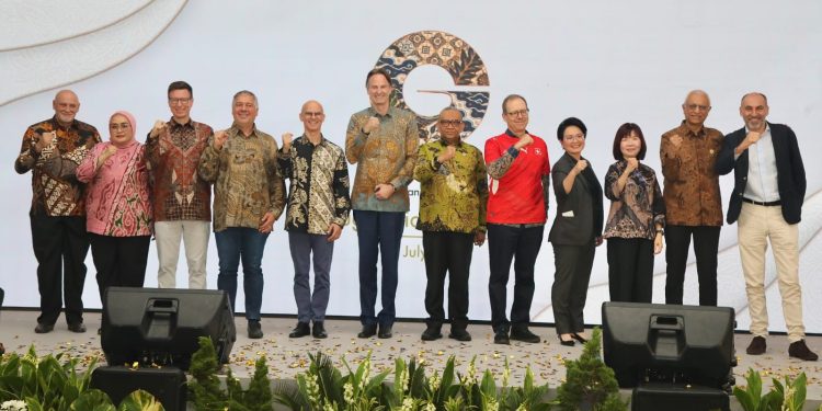 Wakil Menteri Ketenagakerjaan, Afriansyah Noor foto bersama usai acara. (Foto/Humas).