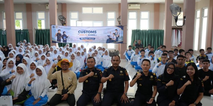 Bea Cukai Lhokseumawe Kenalkan Peran Kepabeanan dan Cukai kepada Siswa SMA Negeri 1 Bireuen. (Foto/Humas).