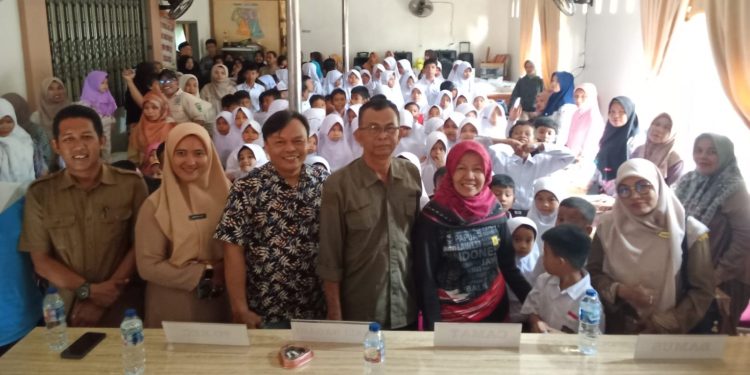 Wali Nagari Jolli Eriadi Salurkan Bantuan untuk Murid SD,TK dan Paud di Nagari Koto Baru.(Foto/Agustin).