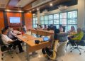 Diskominfo Dan Anggota Tim Percepatan Pembangiunan Tulang Bawang Gelas FGD. (Foto/Masderik).