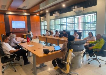 Diskominfo Dan Anggota Tim Percepatan Pembangiunan Tulang Bawang Gelas FGD. (Foto/Masderik).