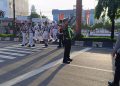 Personil Polres Langkat Bantu Penyeberangan Siswa Sekolah dan Urai Kemacetan. (Foto/Jhon).