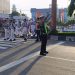 Personil Polres Langkat Bantu Penyeberangan Siswa Sekolah dan Urai Kemacetan. (Foto/Jhon).