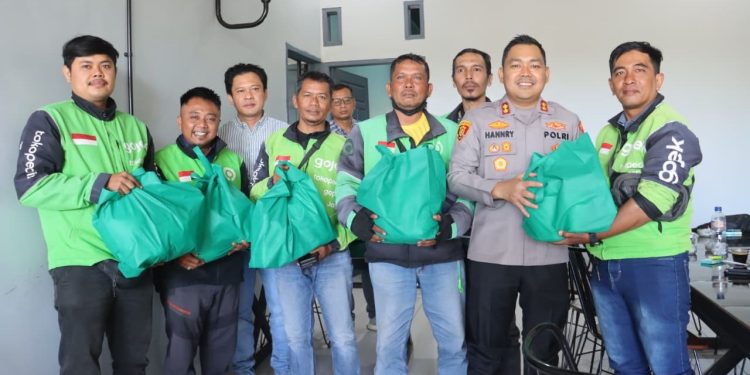 Kapolres Langkat Silaturahmi dengan Pengemudi Ojek Online. (Foto/Jhon).