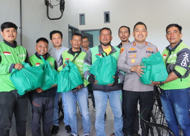 Kapolres Langkat Silaturahmi dengan Pengemudi Ojek Online. (Foto/Jhon).