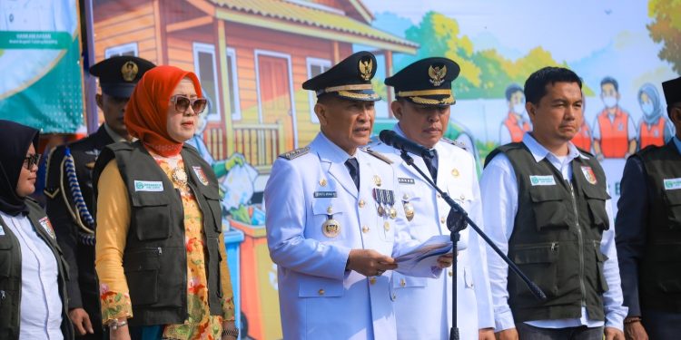 Bertepatan HUT ke-81 RI, Bupati Tulang Bawang Launching Bank Sampah. (Foto/Masderik).