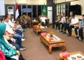 Wali Kota Batam Amsakar Achmad foto bersama Komisi I DPRD Dumai usai acara. (Foto/Humas).