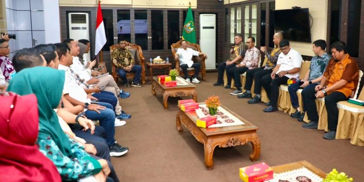 Wali Kota Batam Amsakar Achmad foto bersama Komisi I DPRD Dumai usai acara. (Foto/Humas).