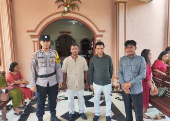Personil Polres Langkat Amankan Ibadah Minggu di Empat Gereja. (Foto/Jhon).