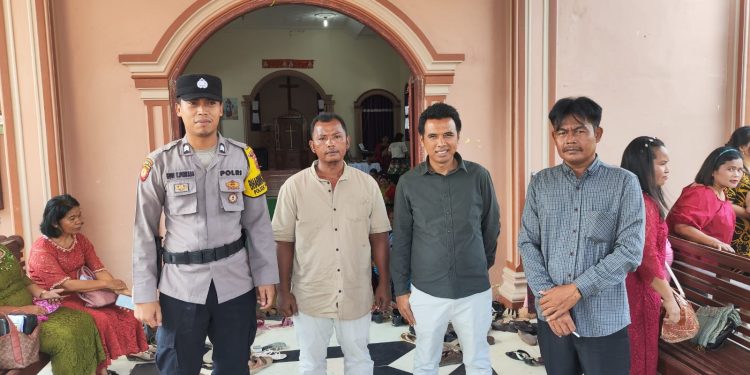 Personil Polres Langkat Amankan Ibadah Minggu di Empat Gereja. (Foto/Jhon).