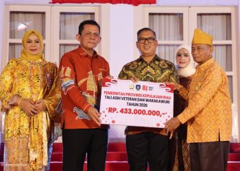 Gubernur Kepri Serahkan Tali Asih Kepada Veteran Bersempena HUT ke-81 RI di Gedung Daerah. (Foto/Istimewa).