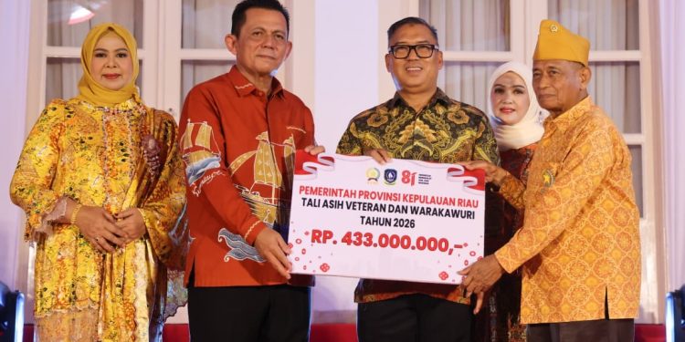 Gubernur Kepri Serahkan Tali Asih Kepada Veteran Bersempena HUT ke-81 RI di Gedung Daerah. (Foto/Istimewa).