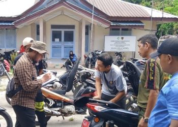 Salah seorang petugas BPK melakukan pemeriksaan sepeda motor yang menjadi kenderaan dinas Pemkab Anambas pada April 2026 lalu. (Foto/Istimewa).