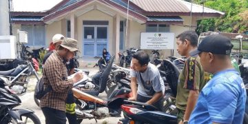 Salah seorang petugas BPK melakukan pemeriksaan sepeda motor yang menjadi kenderaan dinas Pemkab Anambas pada April 2026 lalu. (Foto/Istimewa).