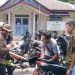 Salah seorang petugas BPK melakukan pemeriksaan sepeda motor yang menjadi kenderaan dinas Pemkab Anambas pada April 2026 lalu. (Foto/Istimewa).